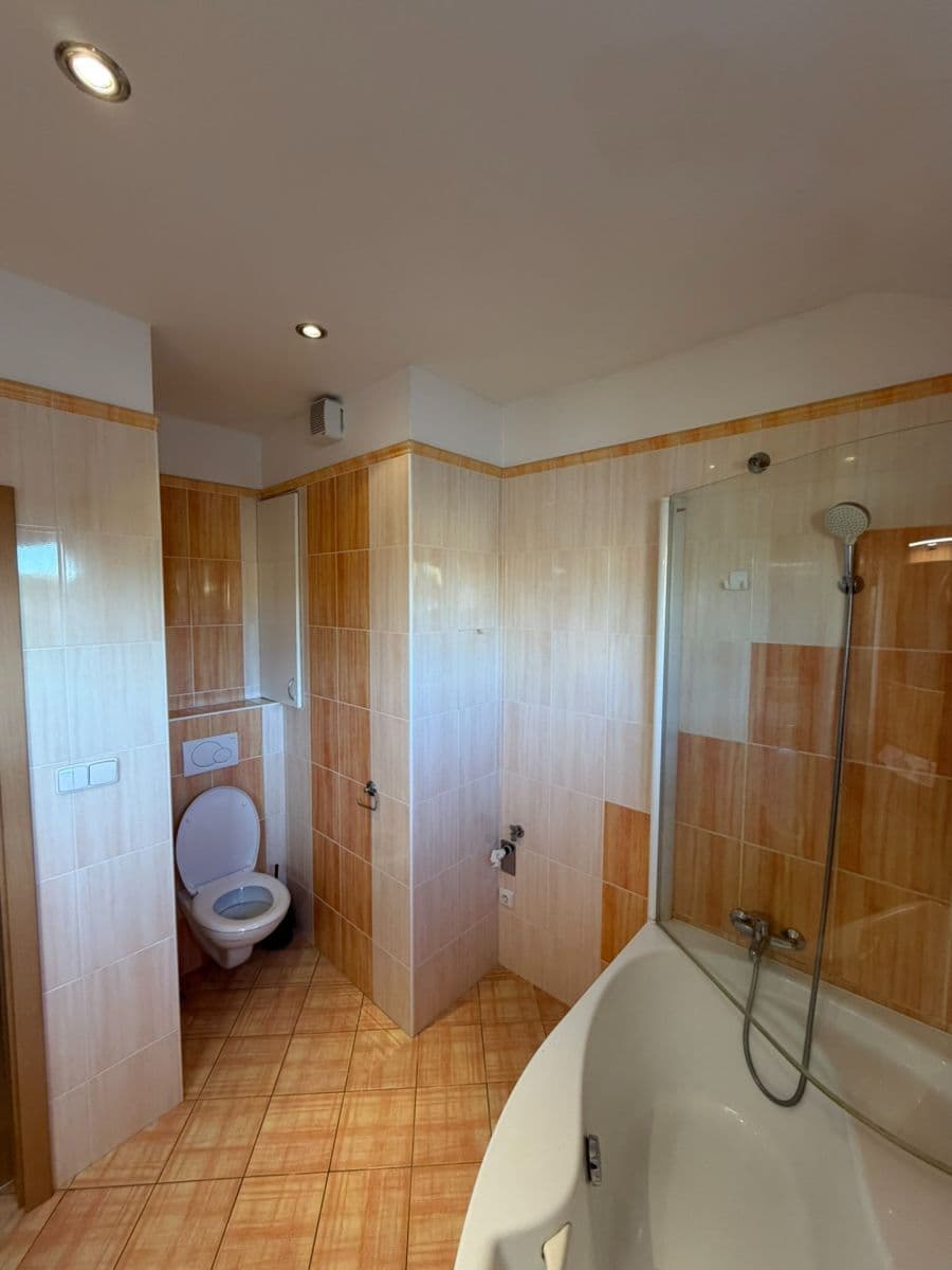3 bedroom with open-plan kitchen flat to rent, 100 m², Chlumova, Jihlava, Vysočina Region 3 bedroom with open-plan kitchen flat to rent, 100 m², Chlumova, Jihlava, Vysočina Region