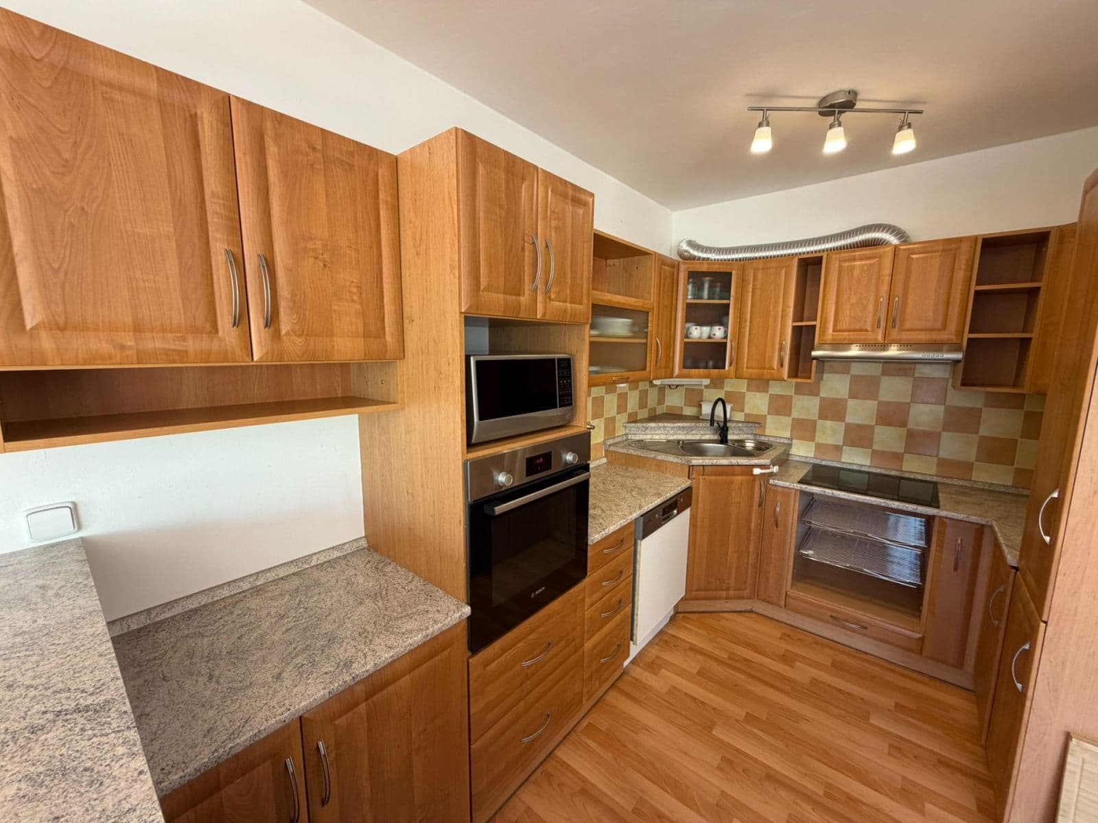 3 bedroom with open-plan kitchen flat to rent, 100 m², Chlumova, Jihlava, Vysočina Region 3 bedroom with open-plan kitchen flat to rent, 100 m², Chlumova, Jihlava, Vysočina Region