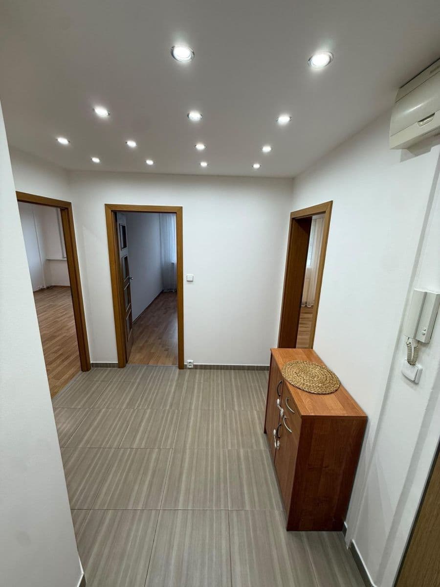 2 bedroom with open-plan kitchen flat to rent, 68 m², Šimonova, Prague, Prague 2 bedroom with open-plan kitchen flat to rent, 68 m², Šimonova, Prague, Prague
