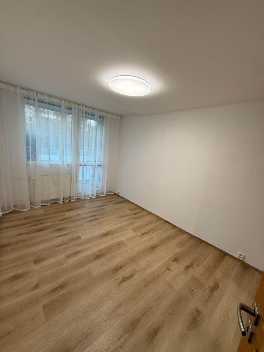 2 bedroom with open-plan kitchen flat to rent, 68 m², Šimonova, Prague, Prague 2 bedroom with open-plan kitchen flat to rent, 68 m², Šimonova, Prague, Prague