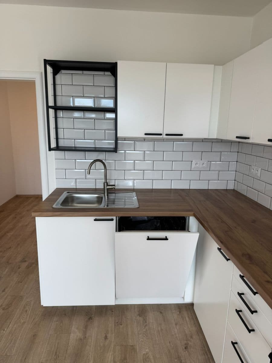 3 bedroom with open-plan kitchen flat to rent, 76 m², Jordana Jovkova, Prague, Prague 3 bedroom with open-plan kitchen flat to rent, 76 m², Jordana Jovkova, Prague, Prague