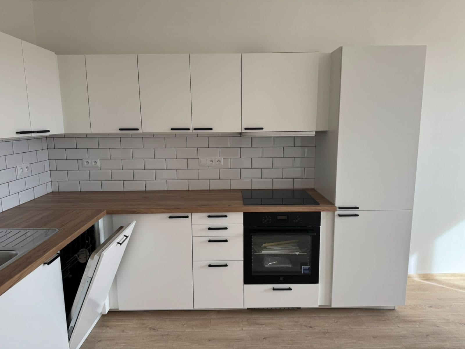 3 bedroom with open-plan kitchen flat to rent, 76 m², Jordana Jovkova, Prague, Prague 3 bedroom with open-plan kitchen flat to rent, 76 m², Jordana Jovkova, Prague, Prague
