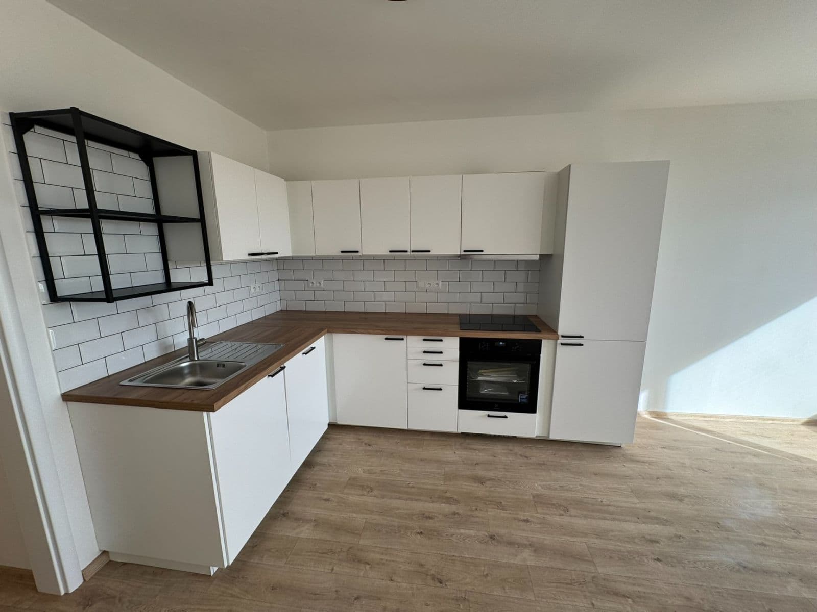 3 bedroom with open-plan kitchen flat to rent, 76 m², Jordana Jovkova, Prague, Prague 3 bedroom with open-plan kitchen flat to rent, 76 m², Jordana Jovkova, Prague, Prague