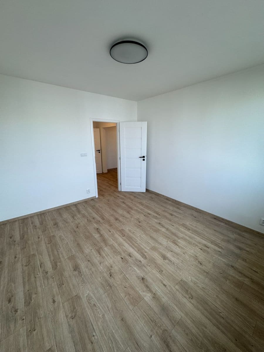 3 bedroom with open-plan kitchen flat to rent, 76 m², Jordana Jovkova, Prague, Prague 3 bedroom with open-plan kitchen flat to rent, 76 m², Jordana Jovkova, Prague, Prague