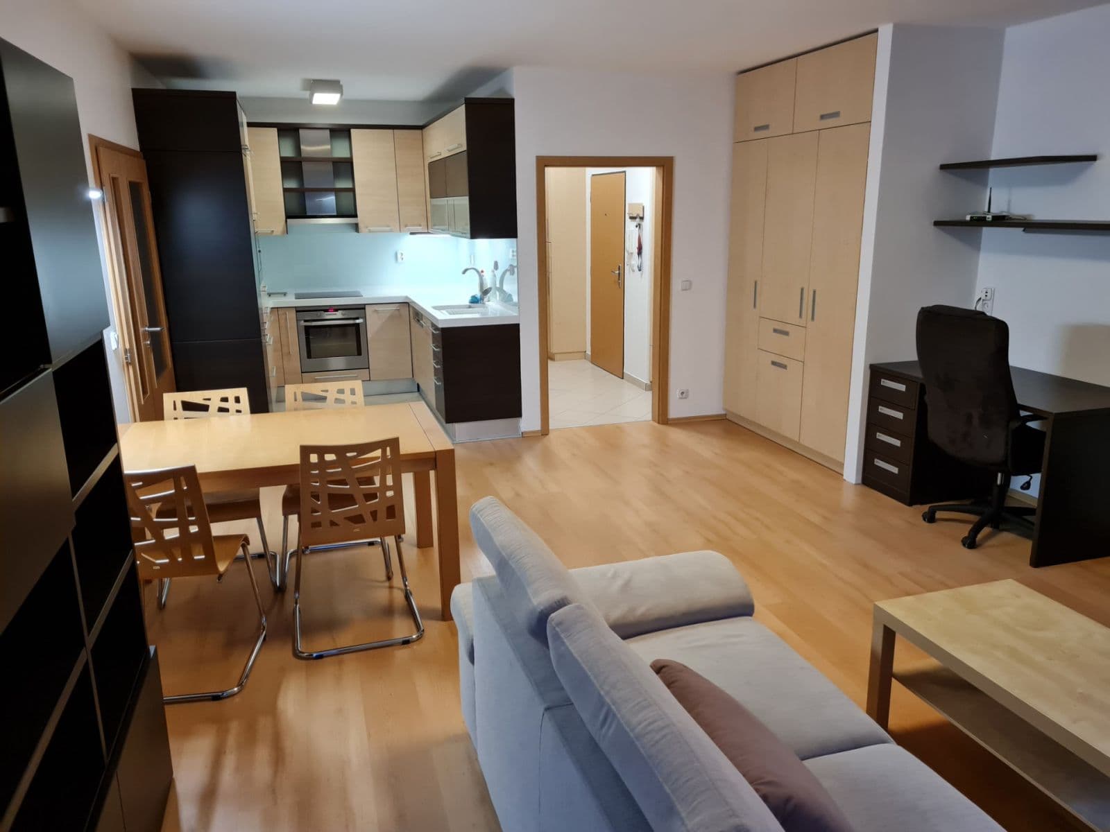 2 bedroom with open-plan kitchen flat to rent, 84 m², Jana Přibíka, Prague, Prague 2 bedroom with open-plan kitchen flat to rent, 84 m², Jana Přibíka, Prague, Prague