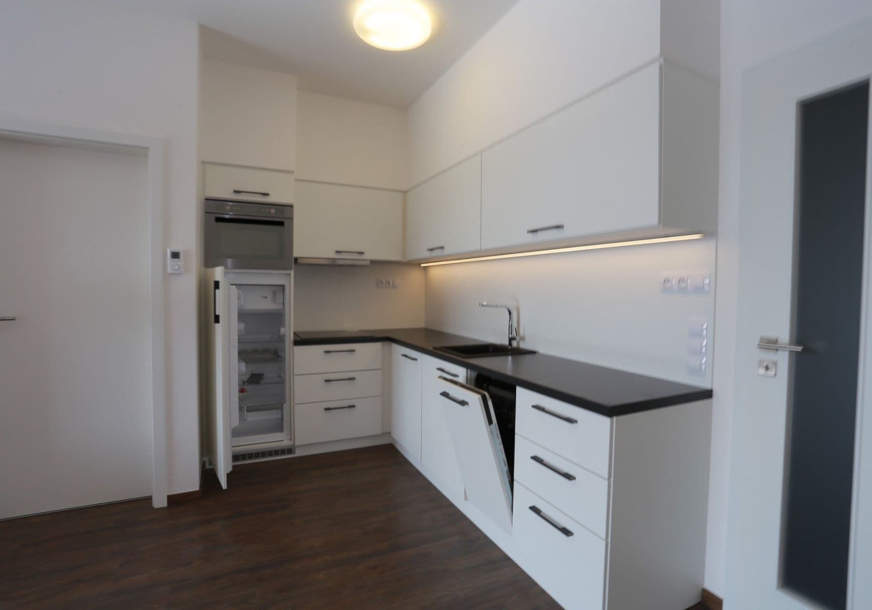 1 bedroom with open-plan kitchen flat to rent, 57 m², U Mlýnského kanálu, Prague, Prague 1 bedroom with open-plan kitchen flat to rent, 57 m², U Mlýnského kanálu, Prague, Prague