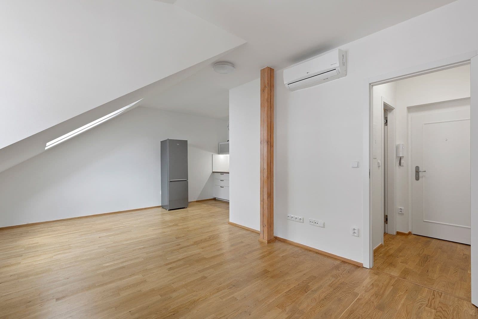 Studio flat to rent, 34 m², Slavojova, Prague, Prague Studio flat to rent, 34 m², Slavojova, Prague, Prague