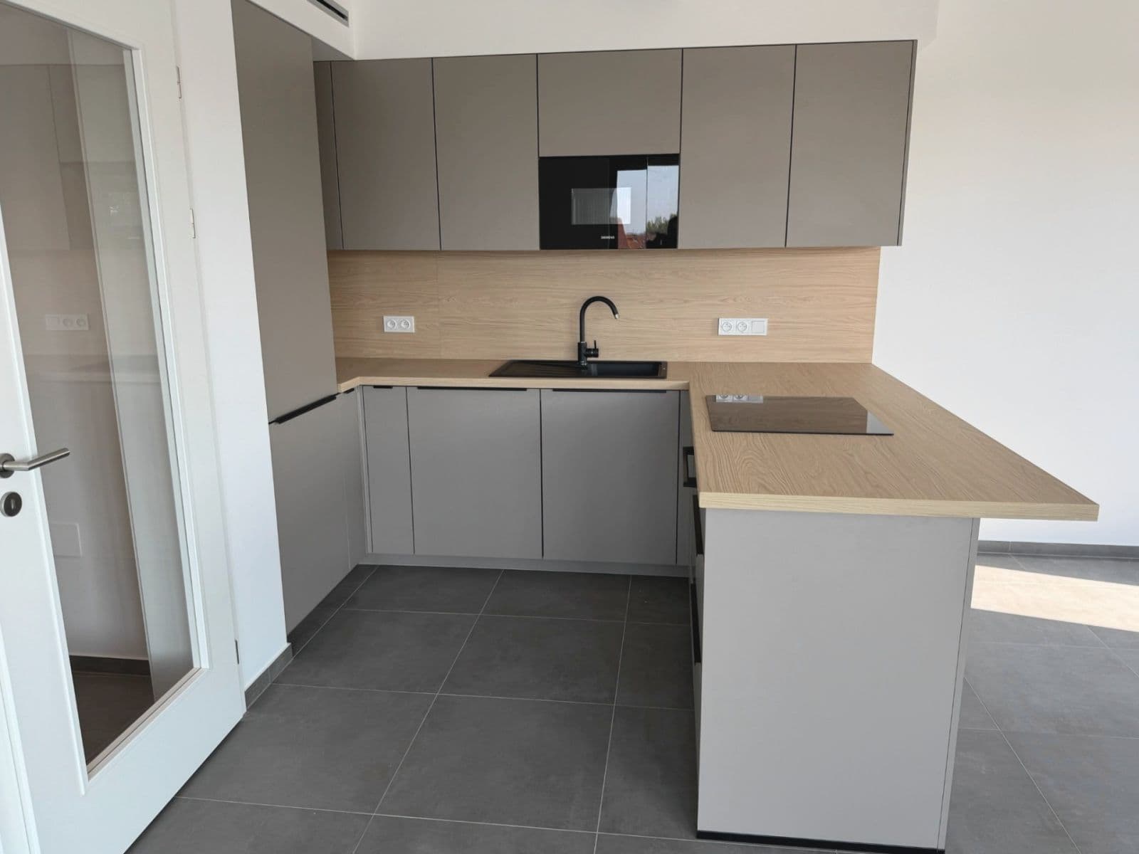 3 bedroom with open-plan kitchen flat to rent, 90 m², Práčská, Prague, Prague 3 bedroom with open-plan kitchen flat to rent, 90 m², Práčská, Prague, Prague