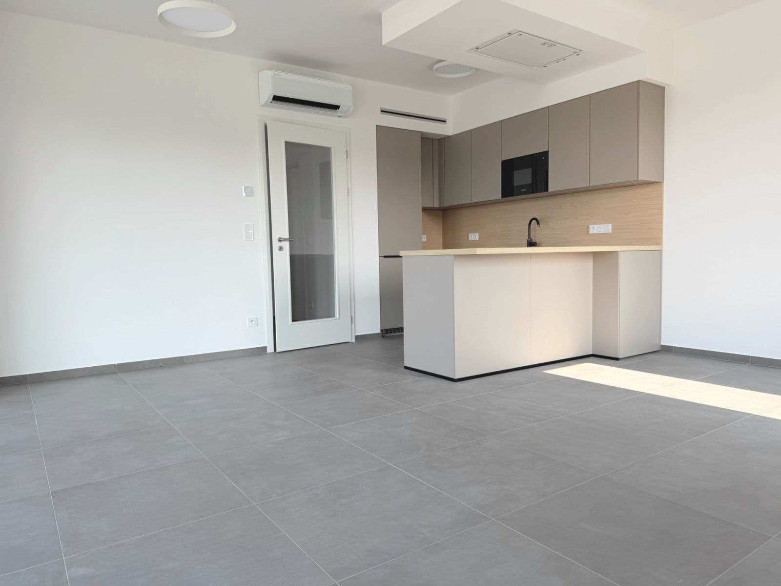 3 bedroom with open-plan kitchen flat to rent, 90 m², Práčská, Prague, Prague 3 bedroom with open-plan kitchen flat to rent, 90 m², Práčská, Prague, Prague
