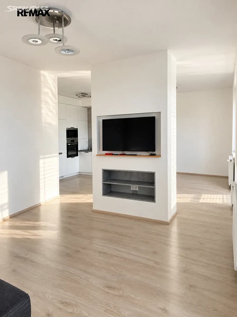 3 bedroom with open-plan kitchen flat to rent, 93 m², Škrábkových, Prague, Prague 3 bedroom with open-plan kitchen flat to rent, 93 m², Škrábkových, Prague, Prague