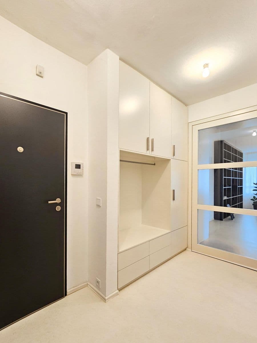 3 bedroom with open-plan kitchen flat to rent, 92 m², Na Rozdílu, Prague, Prague 3 bedroom with open-plan kitchen flat to rent, 92 m², Na Rozdílu, Prague, Prague