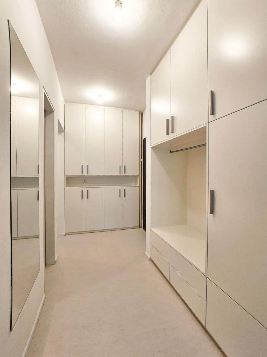 3 bedroom with open-plan kitchen flat to rent, 92 m², Na Rozdílu, Prague, Prague 3 bedroom with open-plan kitchen flat to rent, 92 m², Na Rozdílu, Prague, Prague