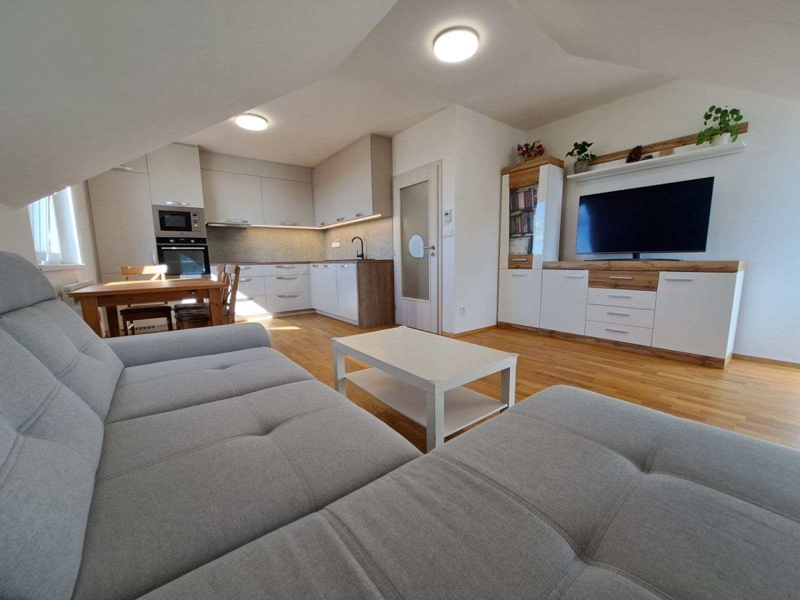 2 bedroom with open-plan kitchen flat to rent, 76 m², Želetická, Prague, Prague 2 bedroom with open-plan kitchen flat to rent, 76 m², Želetická, Prague, Prague