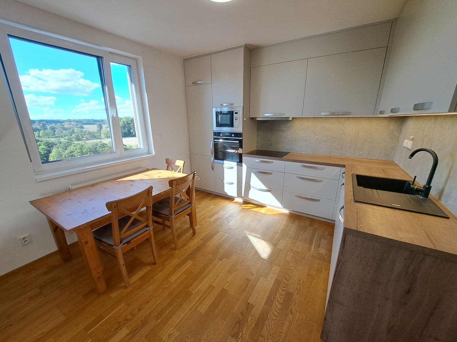 2 bedroom with open-plan kitchen flat to rent, 76 m², Želetická, Prague, Prague 2 bedroom with open-plan kitchen flat to rent, 76 m², Želetická, Prague, Prague