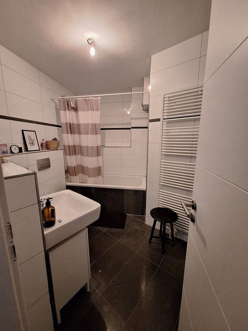 2 bedroom with open-plan kitchen flat to rent, 98 m², Lantzallee 1, Düsseldorf, North Rhine-Westphalia 2 bedroom with open-plan kitchen flat to rent, 98 m², Lantzallee 1, Düsseldorf, North Rhine-Westphalia