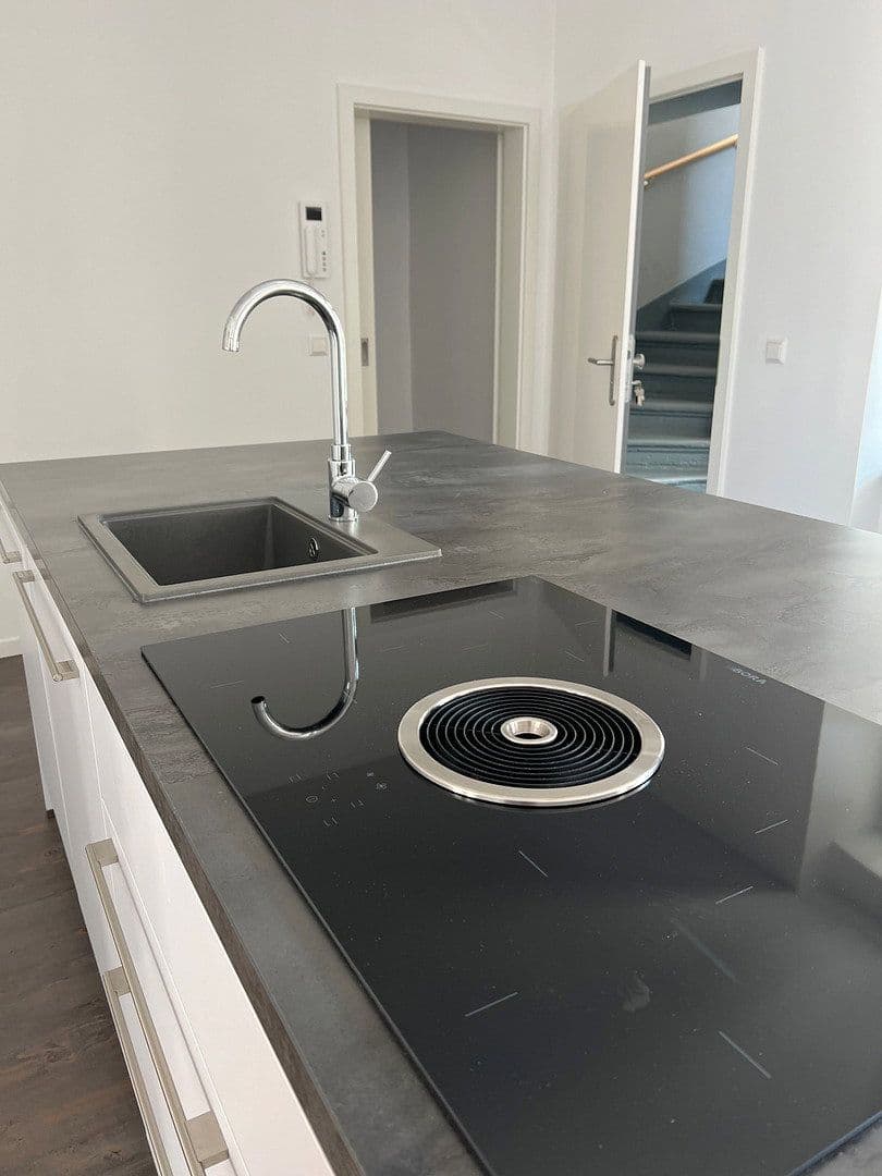 1 bedroom with open-plan kitchen flat to rent, 95 m², Innere Plauensche Str.21, Zwickau, Saxony 1 bedroom with open-plan kitchen flat to rent, 95 m², Innere Plauensche Str.21, Zwickau, Saxony