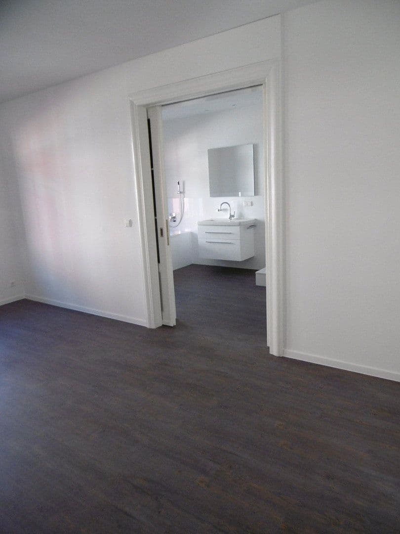1 bedroom with open-plan kitchen flat to rent, 95 m², Innere Plauensche Str.21, Zwickau, Saxony 1 bedroom with open-plan kitchen flat to rent, 95 m², Innere Plauensche Str.21, Zwickau, Saxony