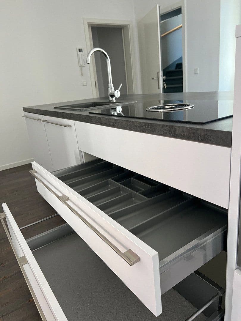 1 bedroom with open-plan kitchen flat to rent, 95 m², Innere Plauensche Str.21, Zwickau, Saxony 1 bedroom with open-plan kitchen flat to rent, 95 m², Innere Plauensche Str.21, Zwickau, Saxony