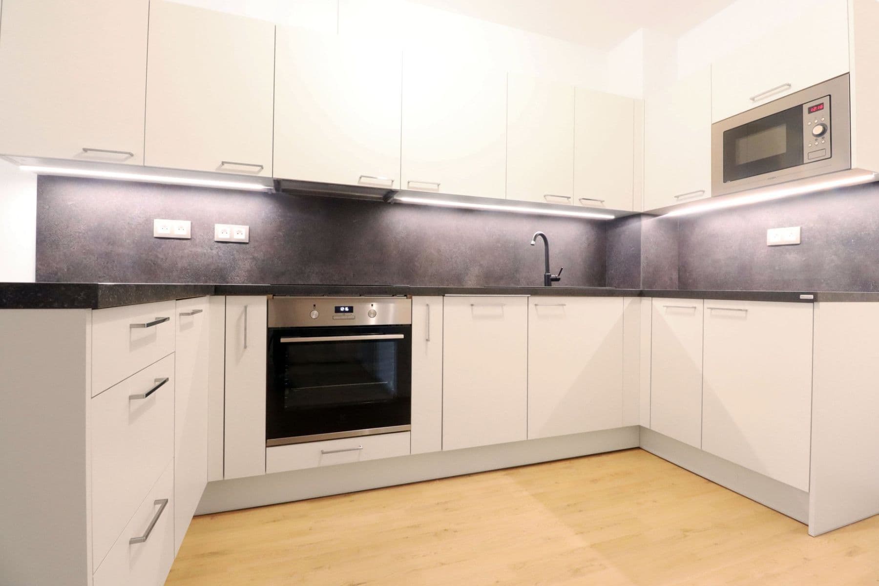1 bedroom with open-plan kitchen flat to rent, 53 m², Velvarská, Horoměřice, Středočeský Region 1 bedroom with open-plan kitchen flat to rent, 53 m², Velvarská, Horoměřice, Středočeský Region