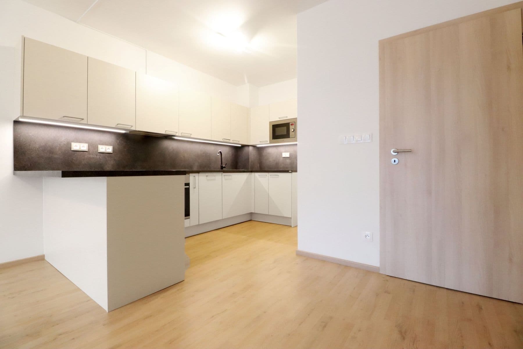 1 bedroom with open-plan kitchen flat to rent, 53 m², Velvarská, Horoměřice, Středočeský Region 1 bedroom with open-plan kitchen flat to rent, 53 m², Velvarská, Horoměřice, Středočeský Region