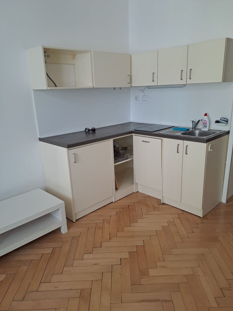 Studio flat to rent, 30 m², Sochařská, Prague, Prague Studio flat to rent, 30 m², Sochařská, Prague, Prague