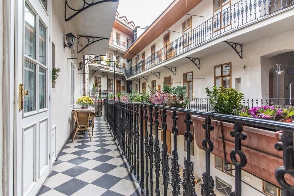 4 bedroom flat to rent, 90 m², Všehrdova, Prague, Prague 4 bedroom flat to rent, 90 m², Všehrdova, Prague, Prague