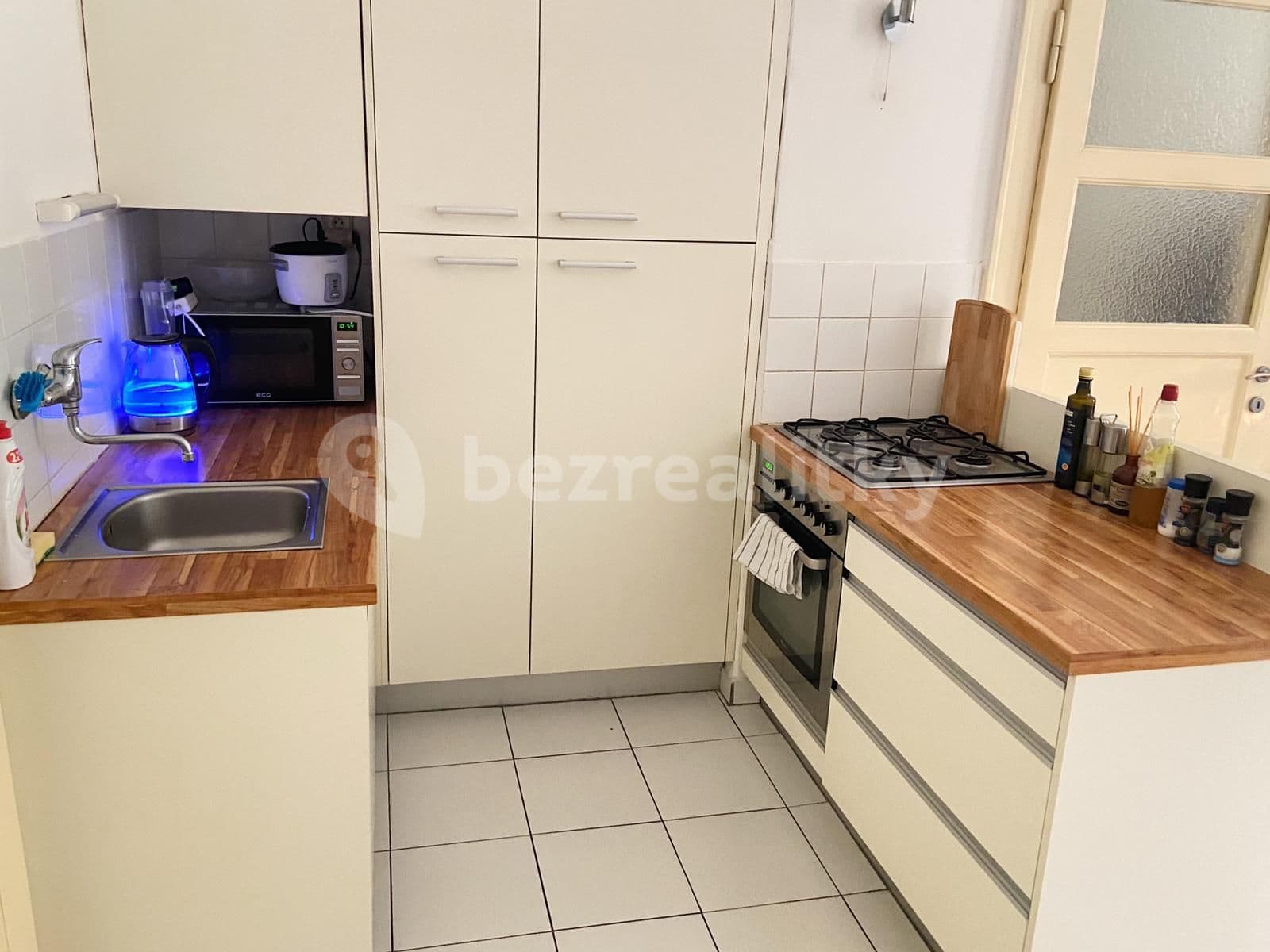 1 bedroom with open-plan kitchen flat to rent, 52 m², Seifertova, Prague, Prague 1 bedroom with open-plan kitchen flat to rent, 52 m², Seifertova, Prague, Prague
