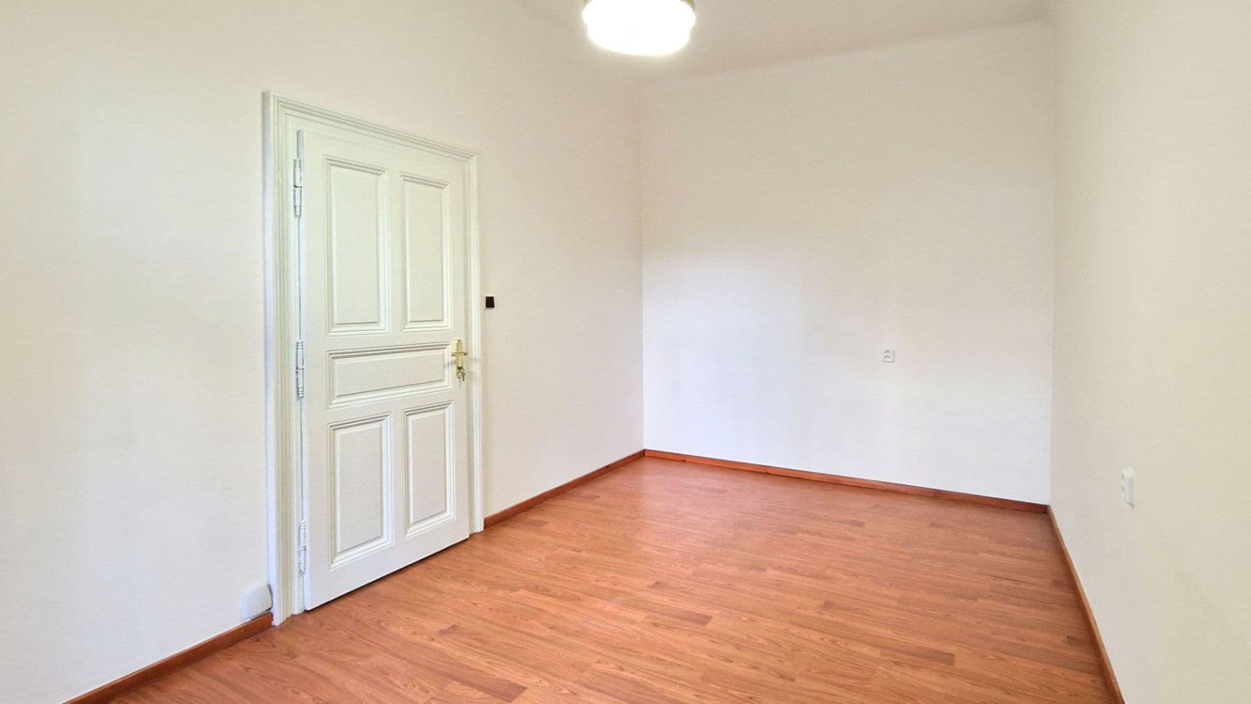 1 bedroom with open-plan kitchen flat to rent, 63 m², Slovenská, Prague, Prague 1 bedroom with open-plan kitchen flat to rent, 63 m², Slovenská, Prague, Prague