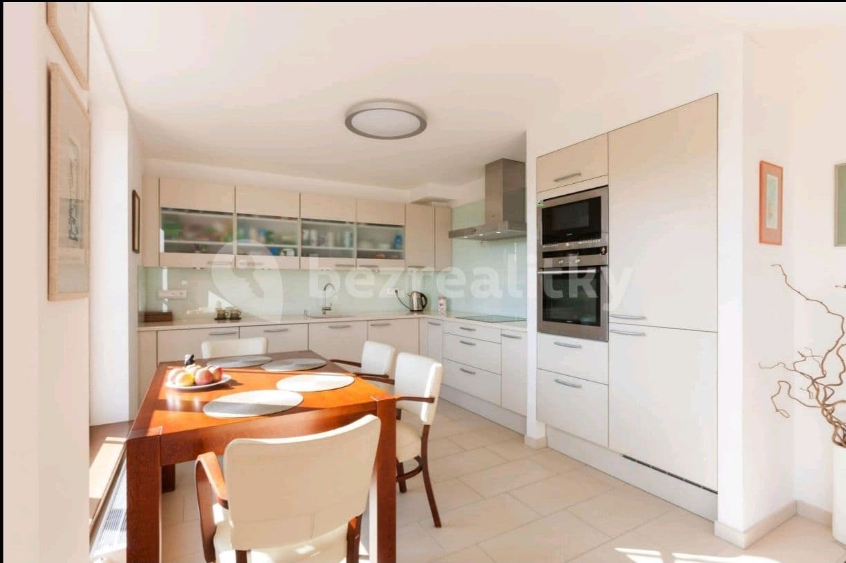 3 bedroom with open-plan kitchen flat to rent, 104 m², Linhartova, Prague, Prague 3 bedroom with open-plan kitchen flat to rent, 104 m², Linhartova, Prague, Prague