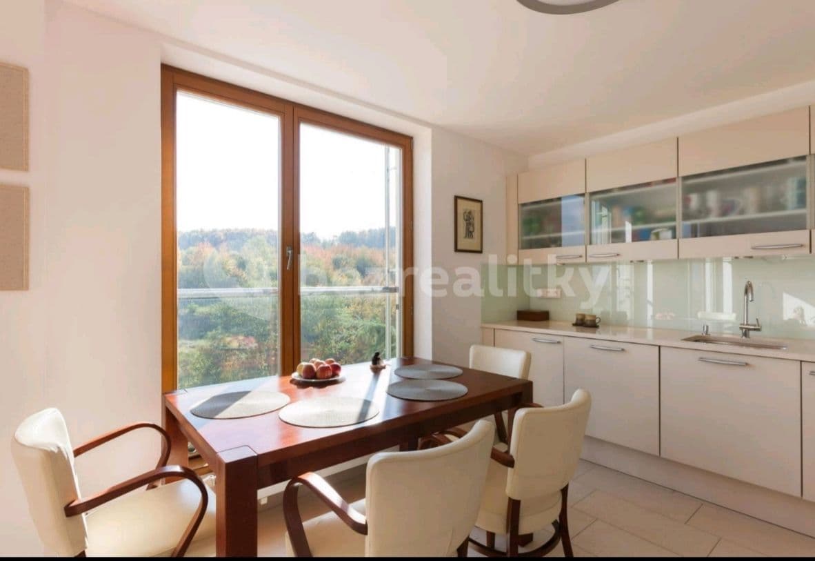 3 bedroom with open-plan kitchen flat to rent, 104 m², Linhartova, Prague, Prague 3 bedroom with open-plan kitchen flat to rent, 104 m², Linhartova, Prague, Prague