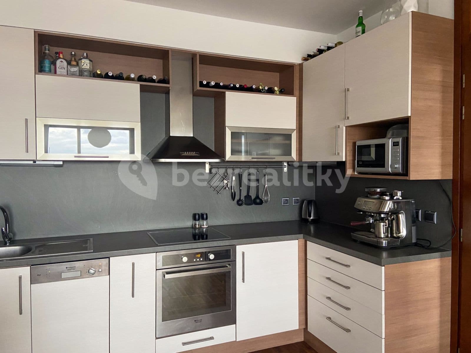 1 bedroom with open-plan kitchen flat to rent, 46 m², Jeremiášova, Prague, Prague 1 bedroom with open-plan kitchen flat to rent, 46 m², Jeremiášova, Prague, Prague