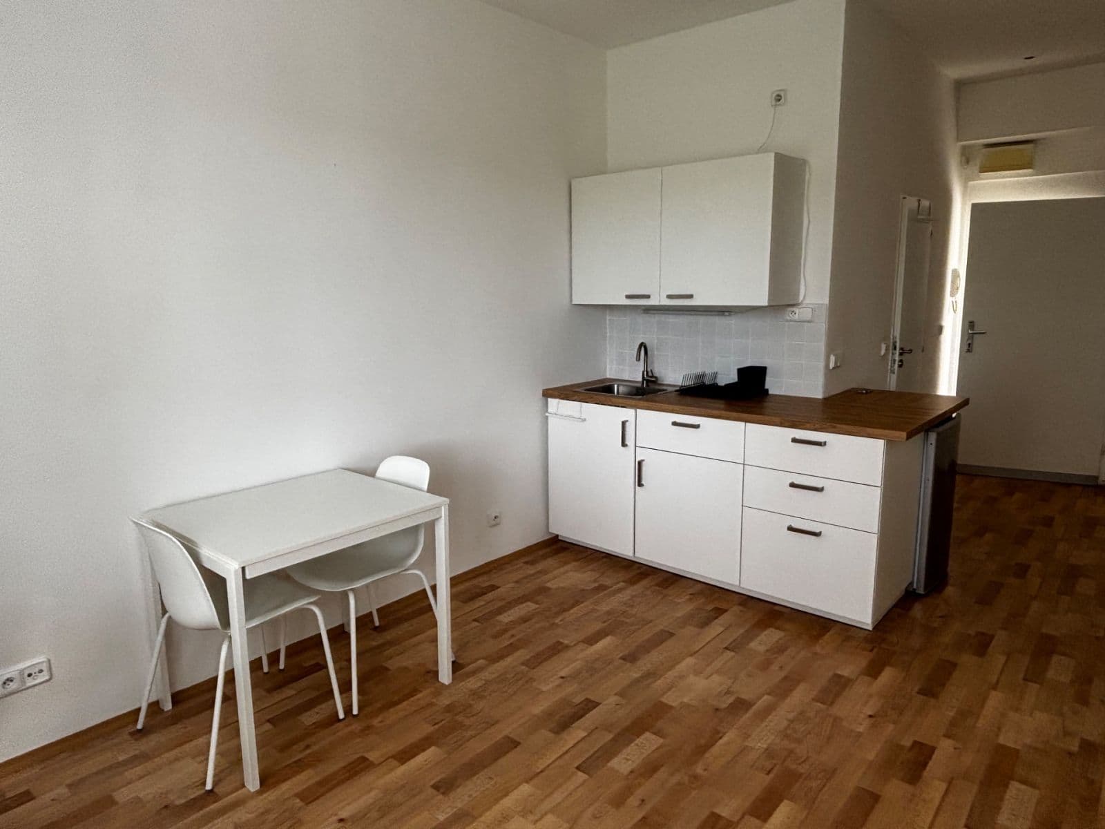 Small studio flat to rent, 23 m², V Nových Vokovicích, Prague, Prague Small studio flat to rent, 23 m², V Nových Vokovicích, Prague, Prague