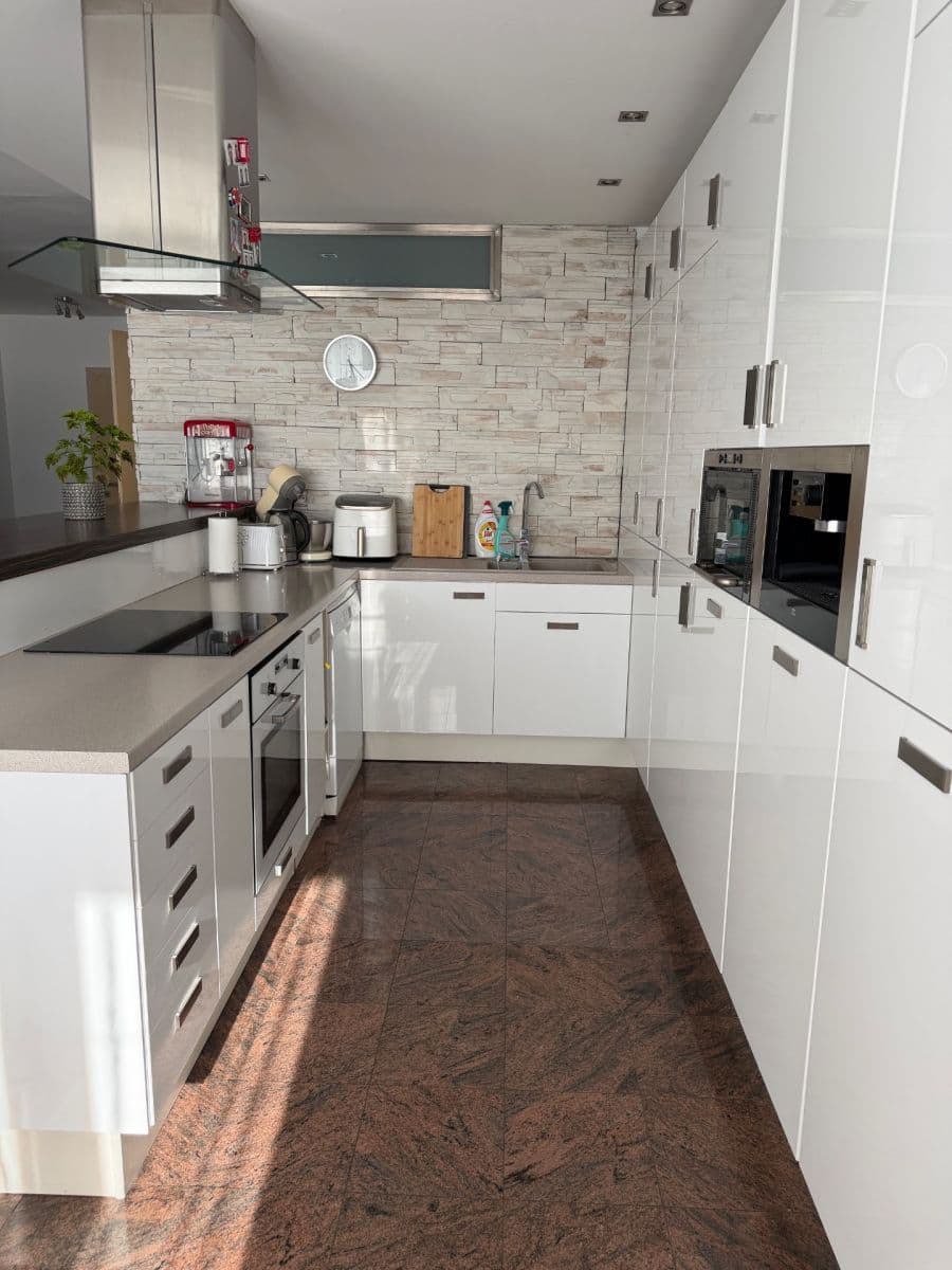 3 bedroom with open-plan kitchen flat to rent, 98 m², Fantova, Prague, Prague 3 bedroom with open-plan kitchen flat to rent, 98 m², Fantova, Prague, Prague