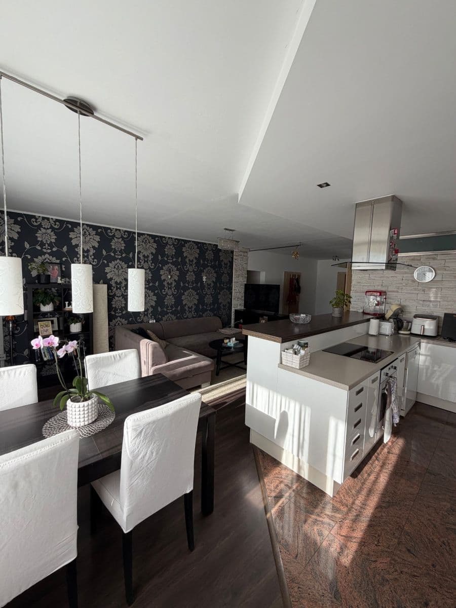 3 bedroom with open-plan kitchen flat to rent, 98 m², Fantova, Prague, Prague 3 bedroom with open-plan kitchen flat to rent, 98 m², Fantova, Prague, Prague