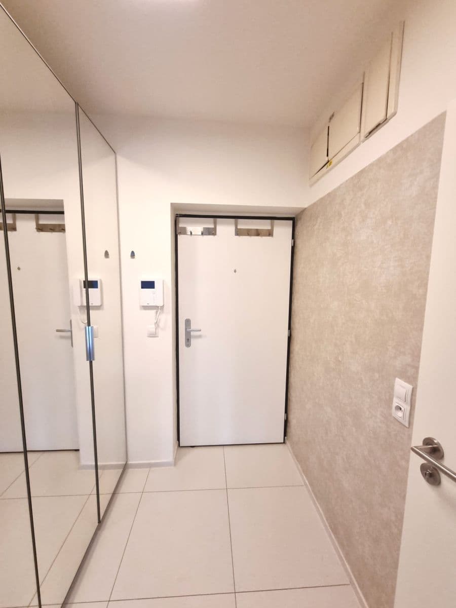2 bedroom with open-plan kitchen flat to rent, 92 m², K Náhonu, Prague, Prague 2 bedroom with open-plan kitchen flat to rent, 92 m², K Náhonu, Prague, Prague