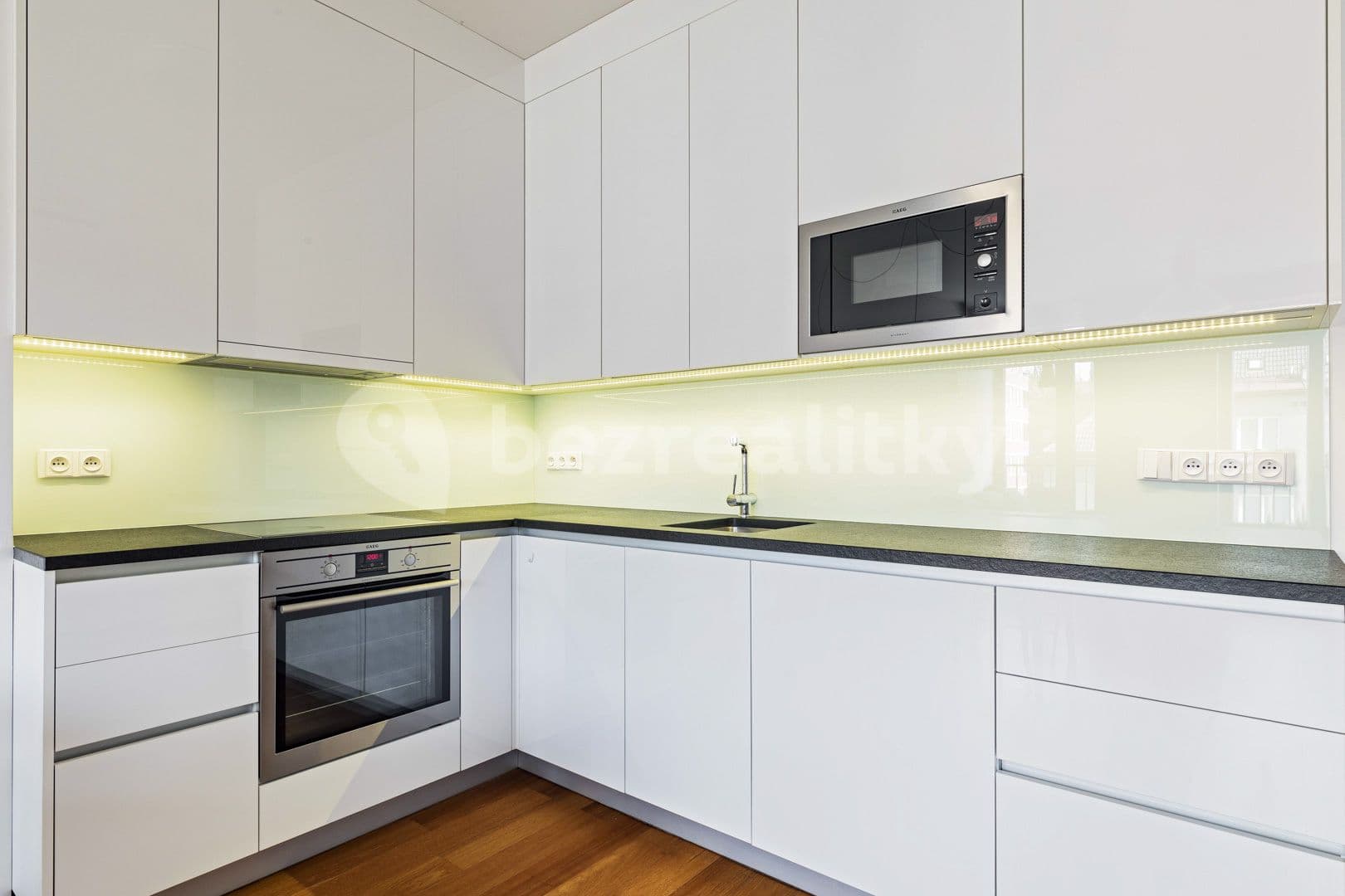 1 bedroom with open-plan kitchen flat to rent, 65 m², Bechyňova, Prague, Prague 1 bedroom with open-plan kitchen flat to rent, 65 m², Bechyňova, Prague, Prague