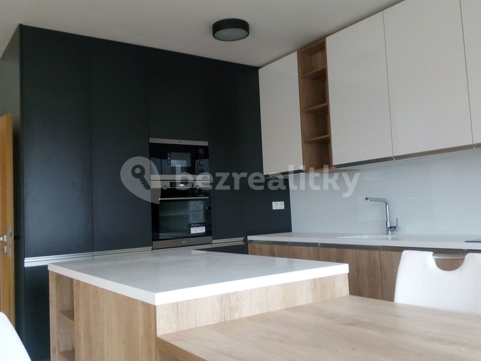 2 bedroom with open-plan kitchen flat to rent, 124 m², Vojenova, Prague, Prague 2 bedroom with open-plan kitchen flat to rent, 124 m², Vojenova, Prague, Prague