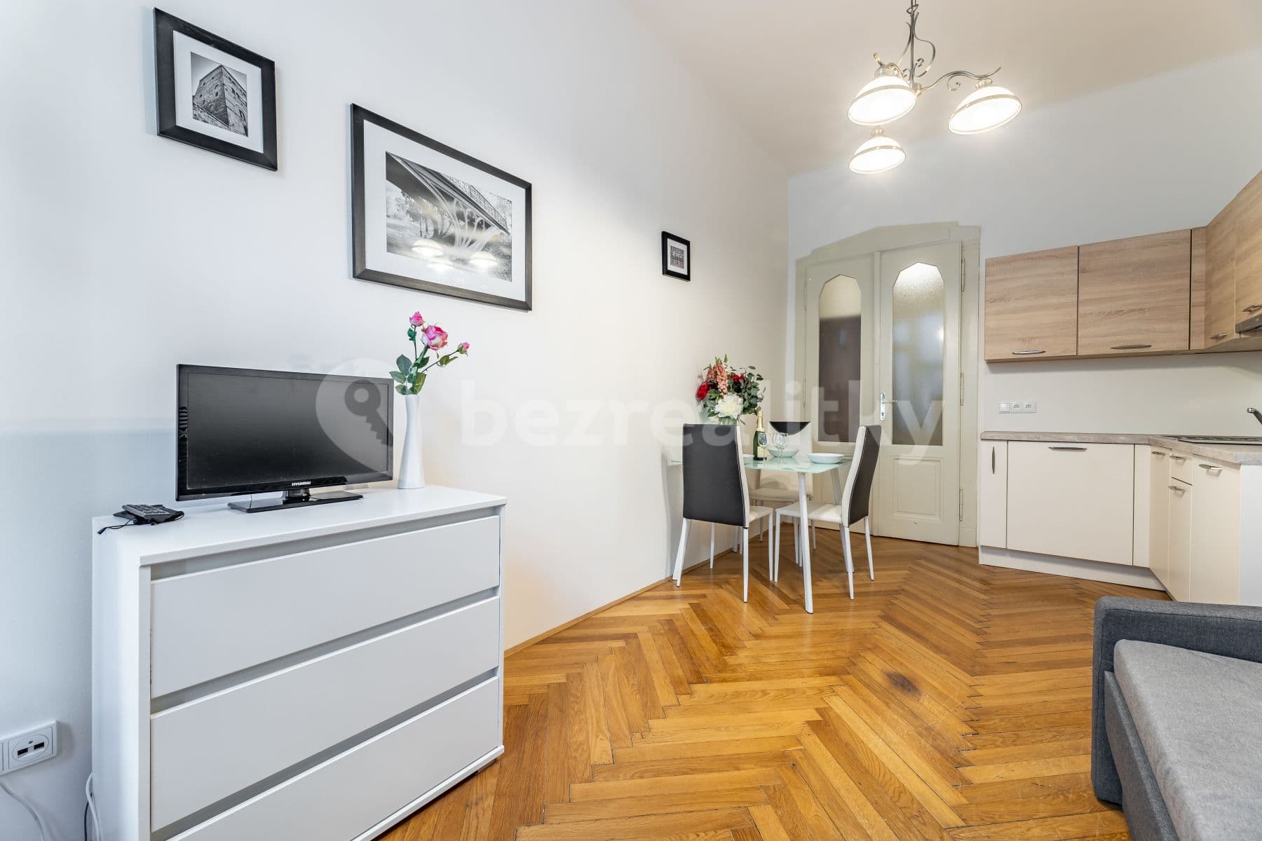 Studio flat to rent, 22 m², Elišky Krásnohorské, Prague, Prague Studio flat to rent, 22 m², Elišky Krásnohorské, Prague, Prague