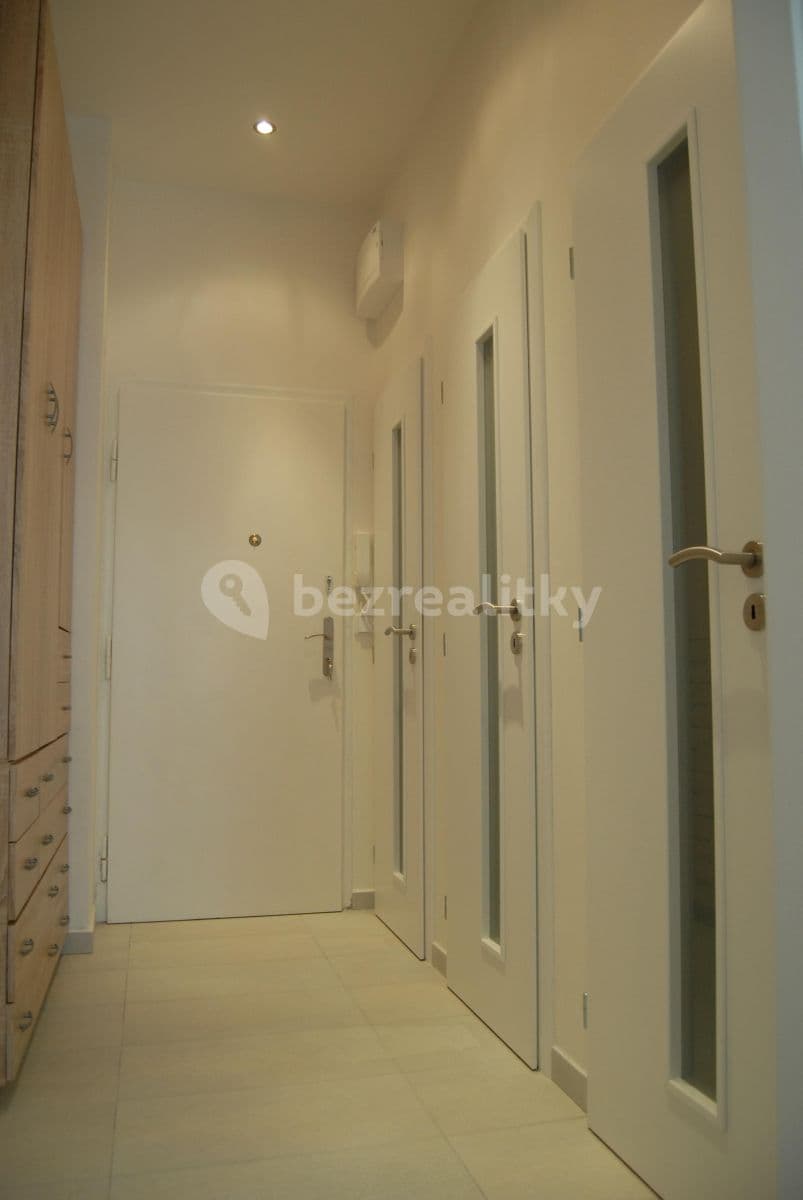 Small studio flat to rent, 37 m², 5. května, Prague, Prague Small studio flat to rent, 37 m², 5. května, Prague, Prague