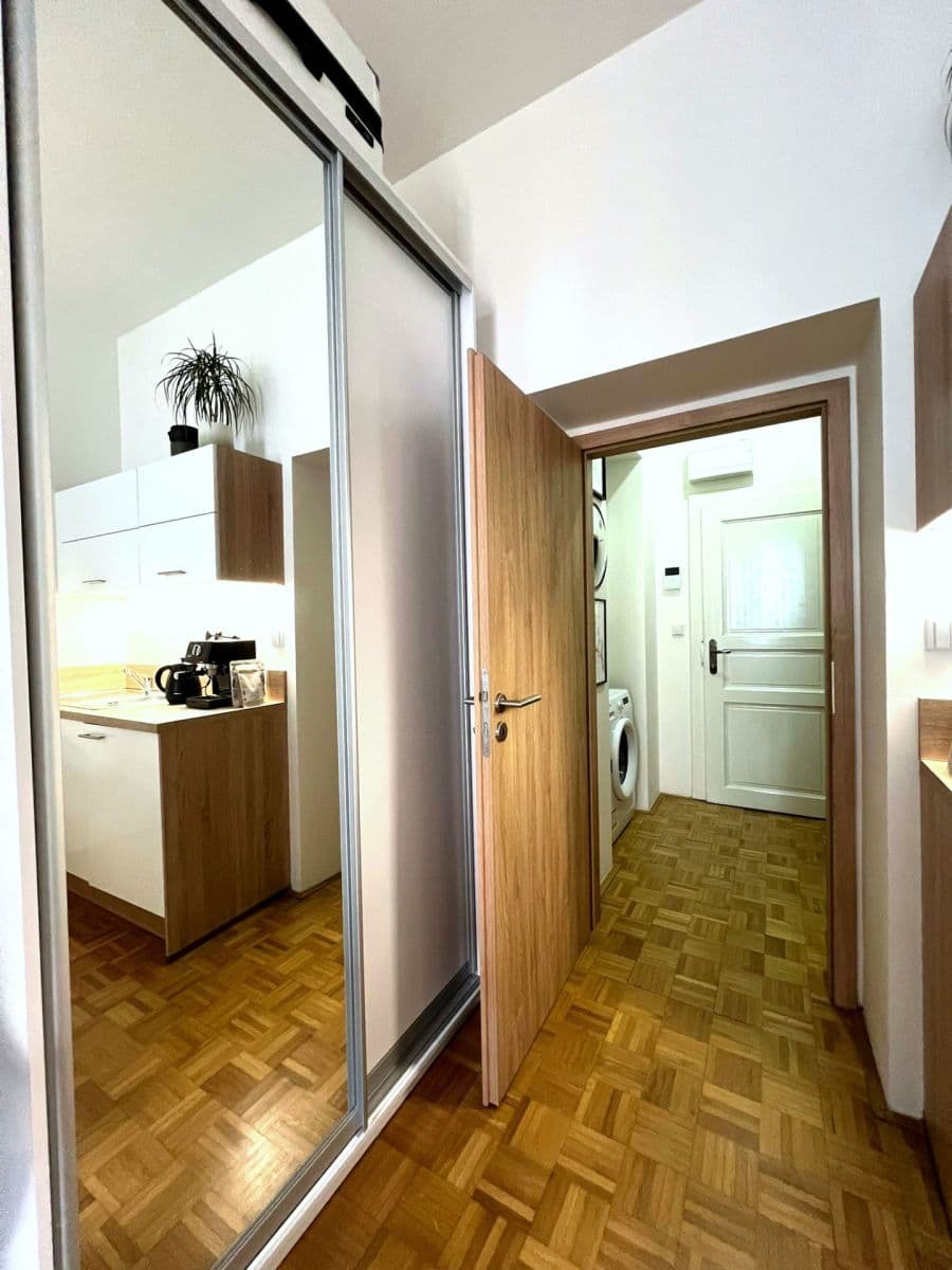 Small studio flat to rent, 29 m², Moskevská, Prague, Prague Small studio flat to rent, 29 m², Moskevská, Prague, Prague