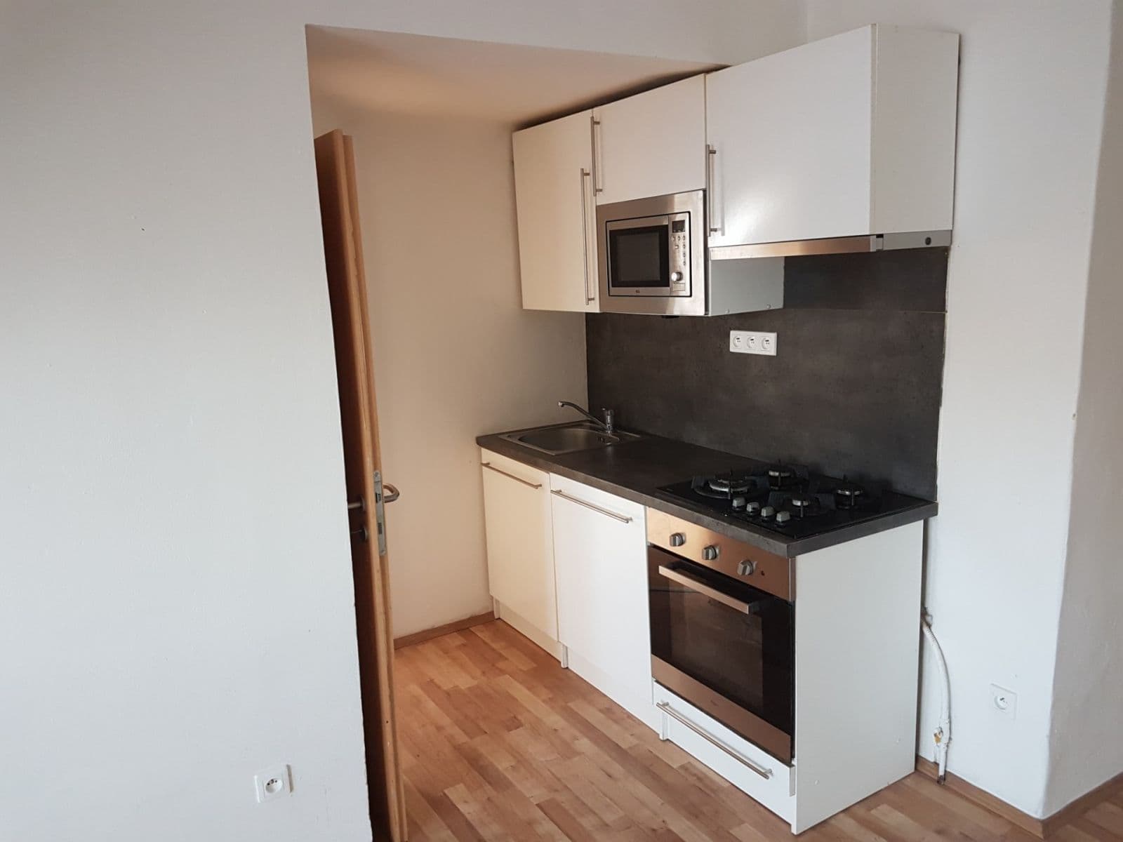 2 bedroom with open-plan kitchen flat to rent, 66 m², Baarova, Prague, Prague 2 bedroom with open-plan kitchen flat to rent, 66 m², Baarova, Prague, Prague