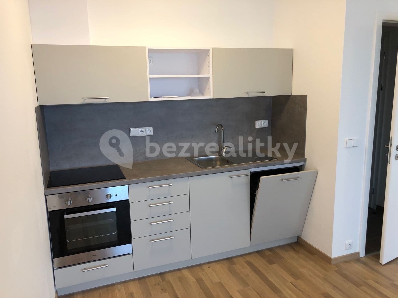 1 bedroom with open-plan kitchen flat to rent, 60 m², Okrajová ulice, Hostivice, Středočeský Region 1 bedroom with open-plan kitchen flat to rent, 60 m², Okrajová ulice, Hostivice, Středočeský Region