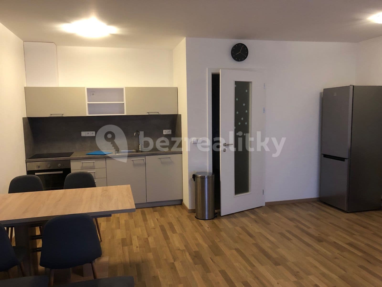 1 bedroom with open-plan kitchen flat to rent, 60 m², Okrajová ulice, Hostivice, Středočeský Region 1 bedroom with open-plan kitchen flat to rent, 60 m², Okrajová ulice, Hostivice, Středočeský Region