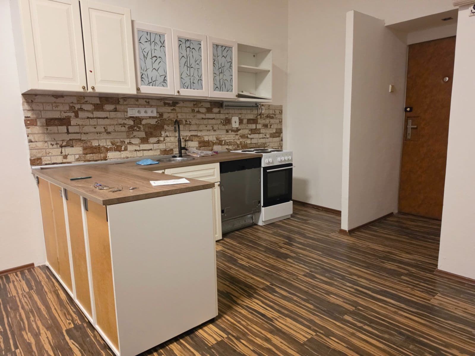 2 bedroom with open-plan kitchen flat to rent, 58 m², Grafická, Prague, Prague 2 bedroom with open-plan kitchen flat to rent, 58 m², Grafická, Prague, Prague