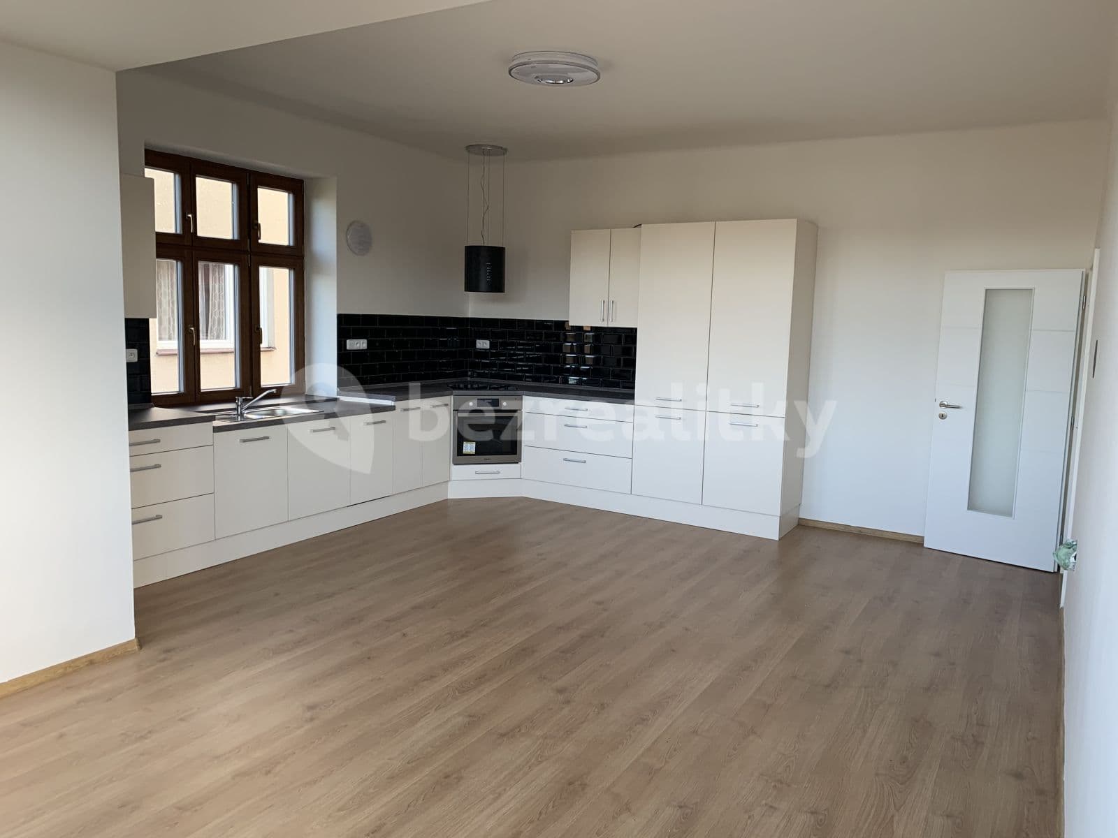 3 bedroom with open-plan kitchen flat to rent, 126 m², Šmejkalova, Brno, Jihomoravský Region 3 bedroom with open-plan kitchen flat to rent, 126 m², Šmejkalova, Brno, Jihomoravský Region
