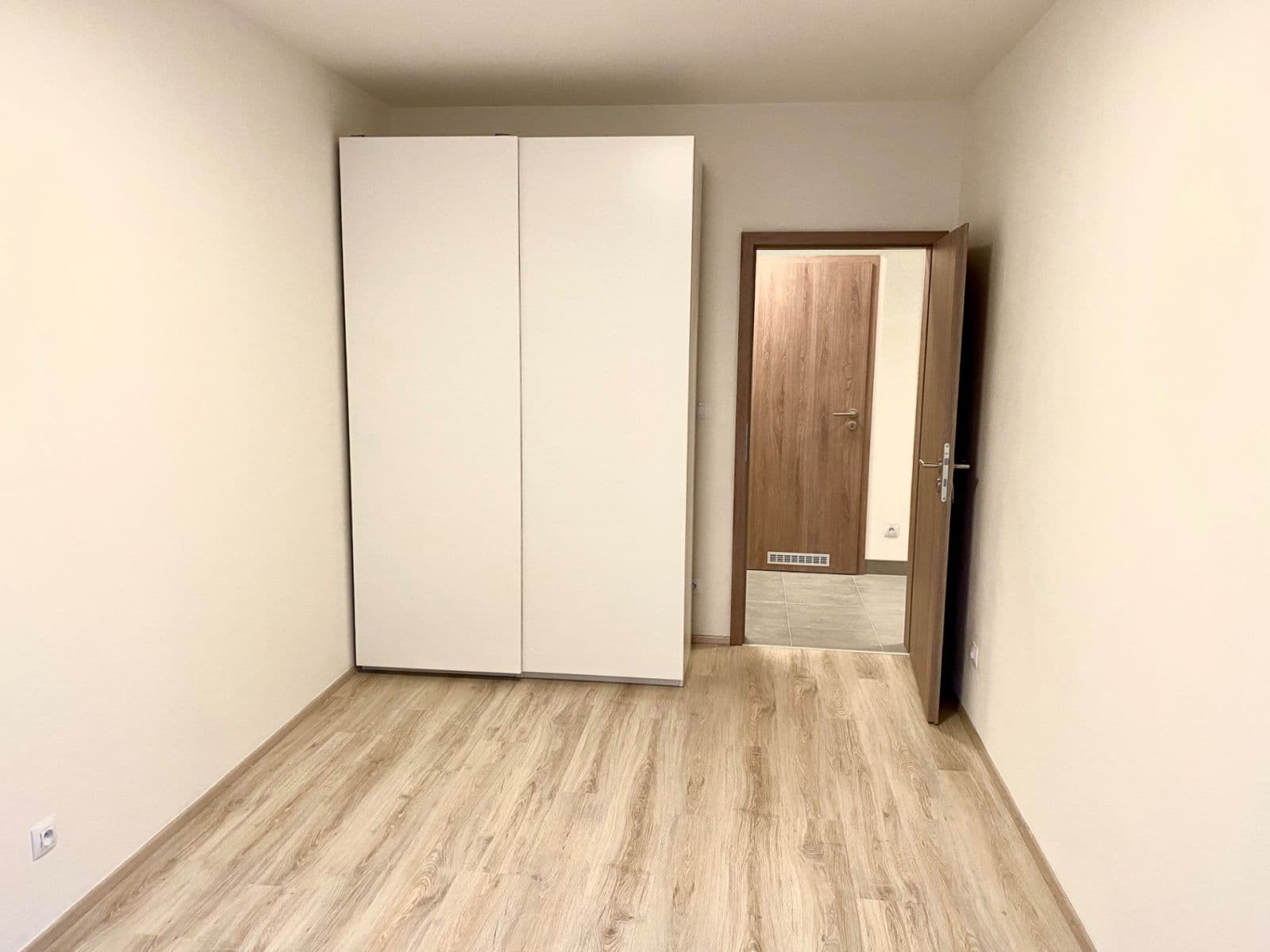2 bedroom with open-plan kitchen flat to rent, 75 m², Tupolevova, Prague, Prague 2 bedroom with open-plan kitchen flat to rent, 75 m², Tupolevova, Prague, Prague