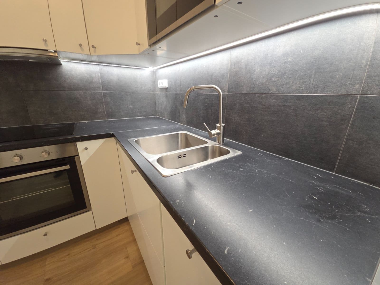 1 bedroom with open-plan kitchen flat to rent, 48 m², Makovského, Prague, Prague 1 bedroom with open-plan kitchen flat to rent, 48 m², Makovského, Prague, Prague