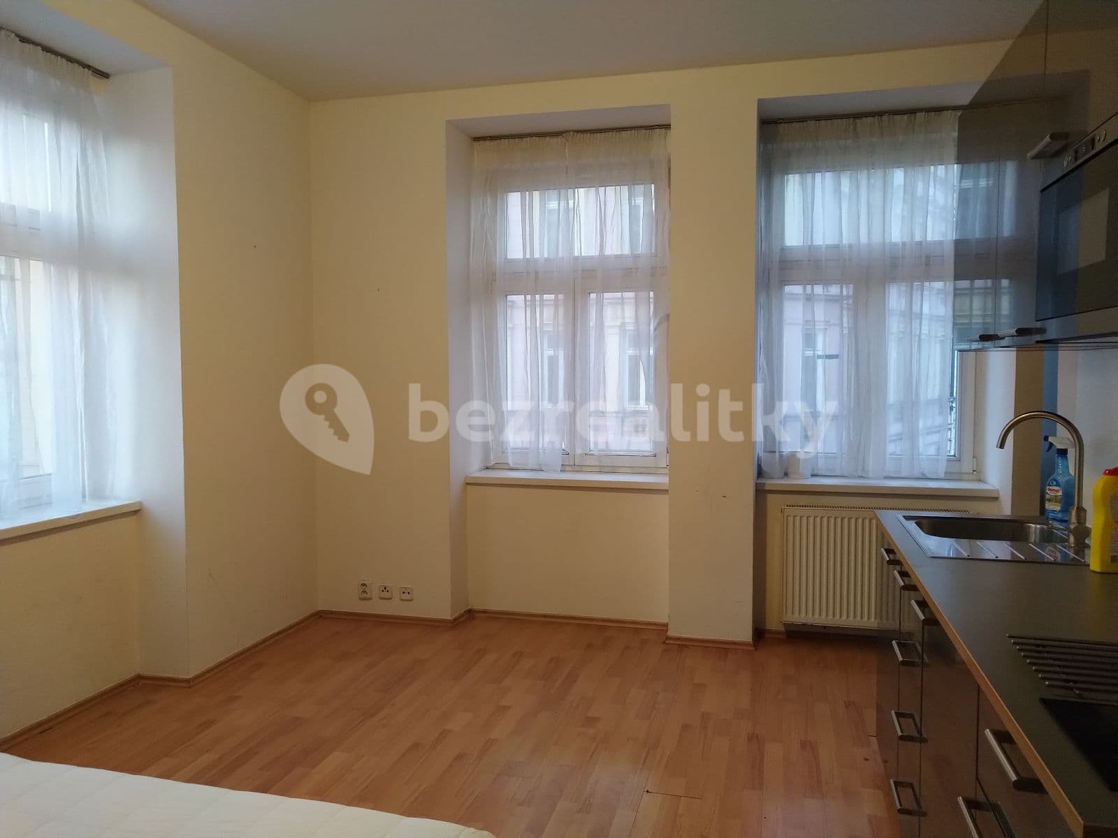 Small studio flat to rent, 35 m², Havlíčkovo Náměstí, Prague, Prague Small studio flat to rent, 35 m², Havlíčkovo Náměstí, Prague, Prague