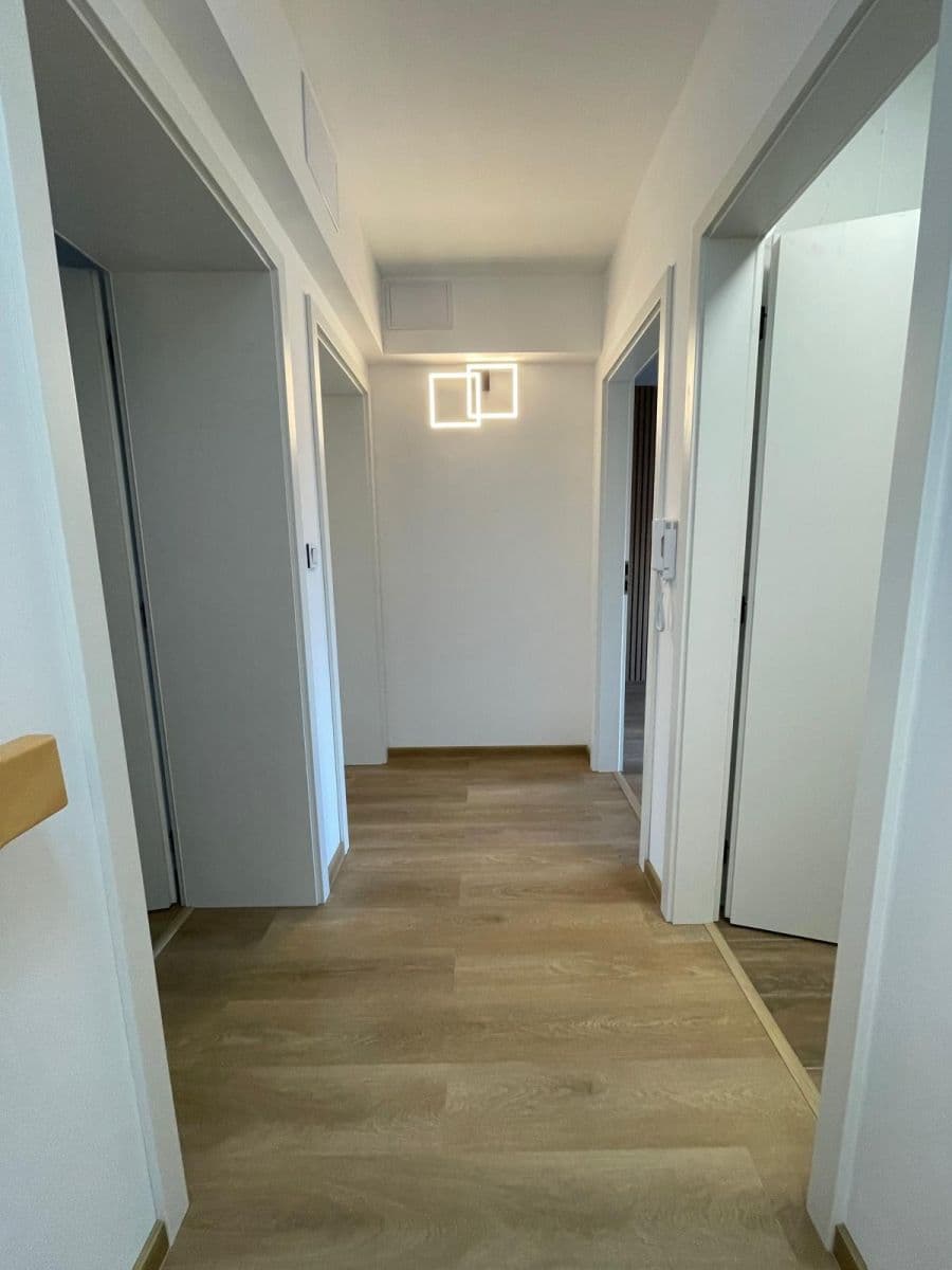 3 bedroom with open-plan kitchen flat to rent, 120 m², Balcarova, Ostrava, Moravskoslezský Region 3 bedroom with open-plan kitchen flat to rent, 120 m², Balcarova, Ostrava, Moravskoslezský Region