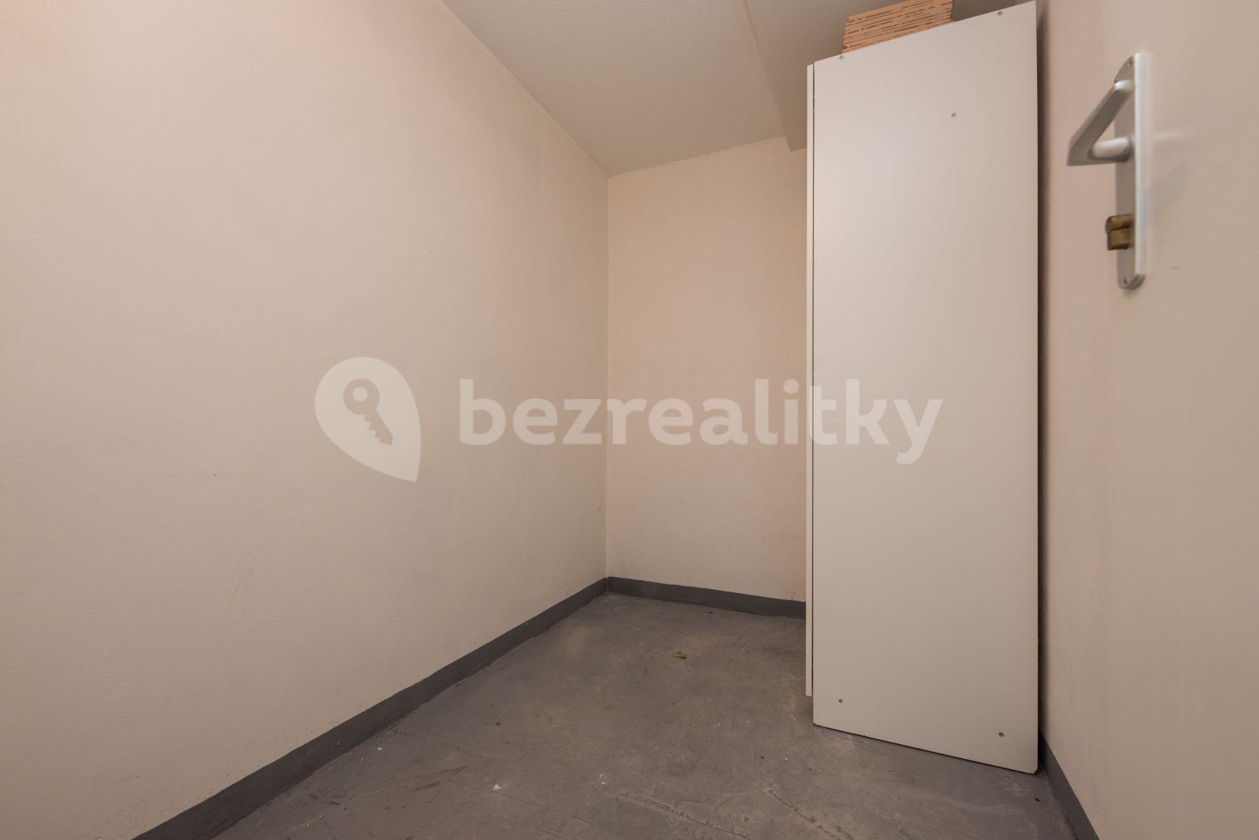 Studio flat to rent, 27 m², Štúrova, Prague, Prague